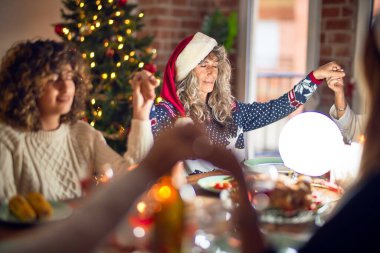 Mutlu ve kendinden emin gülümseyen güzel bir kadın grubu. Birlikte dua edip Noel 'i evde kutluyoruz.