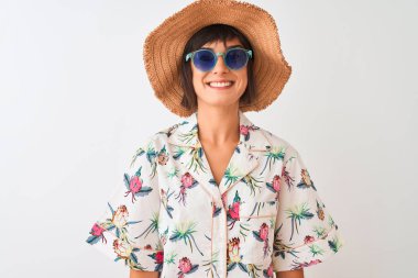 Yaz şapkalı, güneş gözlüklü mutlu bir yüzü olan, kendine güvenen, gülümseyen, dişlerini gösteren bir kadın.