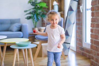 Çilek yiyen güzel yürümeye başlayan çocuk kız