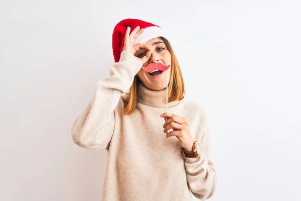 Красивая Рыжеволосая Женщина Рождественской Шляпе Вымышленными Усами Изолированном Фоне Счастливым — стоковое фото
