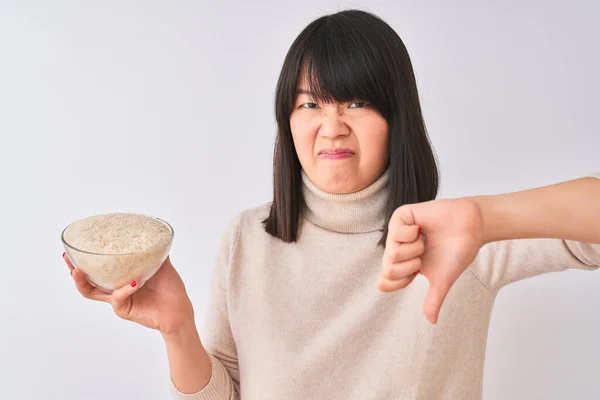 Junge Schöne Chinesin Hält Schüssel Mit Reis Über Isoliertem Weißem — Stockfoto