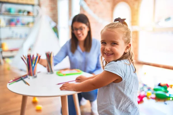 Blank Meisje Kind Spelen Leren Speelschool Met Vrouwelijke Leraar Moeder — Stockfoto