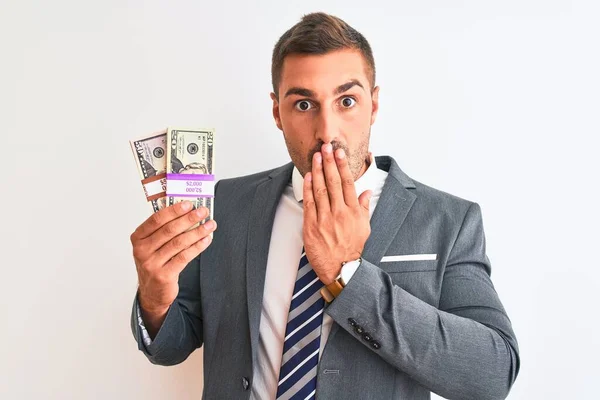 Młody Przystojny Biznesmen Trzymający Kupę Banknotów Nad Odosobnioną Powłoką Tła — Zdjęcie stockowe