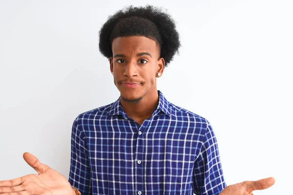Mladý Africký Američan Neformální Košili Stojící Nad Osamělým Bílým Pozadím — Stock fotografie