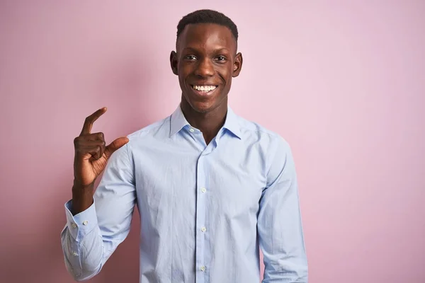 Afrikanisch Amerikanischer Mann Blau Eleganten Hemd Vor Isoliertem Rosafarbenem Hintergrund — Stockfoto