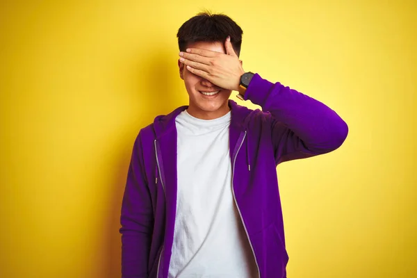 Jonge Aziatische Chinese Man Met Een Paars Sweatshirt Geïsoleerde Gele — Stockfoto