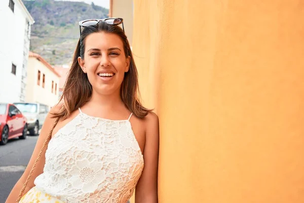 Piękna Dziewczyna Opierająca Się Pomarańczowej Ścianie Młoda Przyjazna Kobieta Uśmiechająca — Zdjęcie stockowe