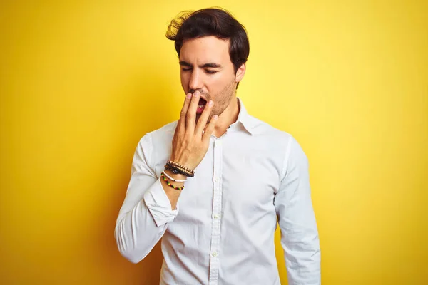 Jovem Empresário Bonito Vestindo Camisa Elegante Sobre Fundo Amarelo Isolado — Fotografia de Stock