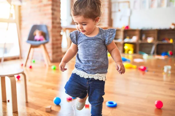 Schönes Kleinkind Steht Kindergarten Jede Menge Spielzeug Herum — Stockfoto