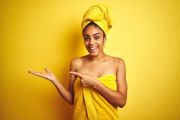 Mujer Afroamericana Joven Con Toalla Después Ducha Sobre Fondo Amarillo —  Fotos de Stock