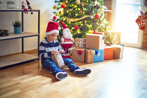 Adorable Niño Sonriendo Feliz Confiado Sentado Suelo Con Sombrero Santa —  Fotos de Stock