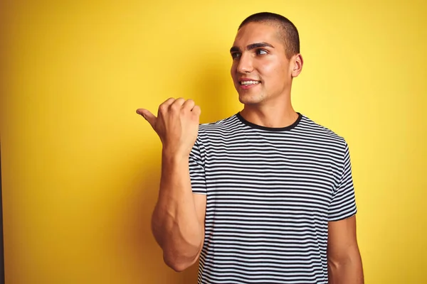 Mladý Pohledný Muž Oblečený Proužkované Košile Přes Žluté Izolované Pozadí — Stock fotografie