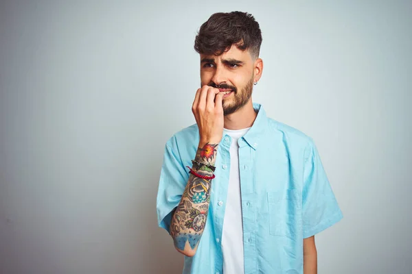 Joven Hombre Con Tatuaje Con Camisa Azul Pie Sobre Fondo — Foto de Stock