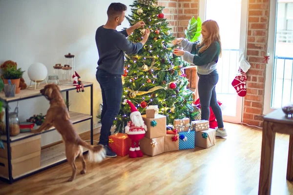 Giovane Bella Coppia Sorridente Felice Fiducioso Piedi Decorare Albero Natale — Foto Stock