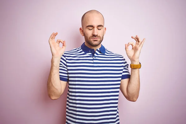 Giovane Uomo Calvo Con Barba Indossa Casual Righe Blu Shirt — Foto Stock