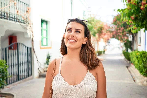 Giovane Bella Donna Colorato Villaggio Puerto Mogan Sorridente Felice Strada — Foto Stock