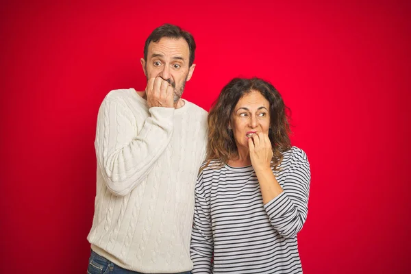 Hermosa Pareja Mediana Edad Con Suéter Invierno Sobre Fondo Rojo —  Fotos de Stock