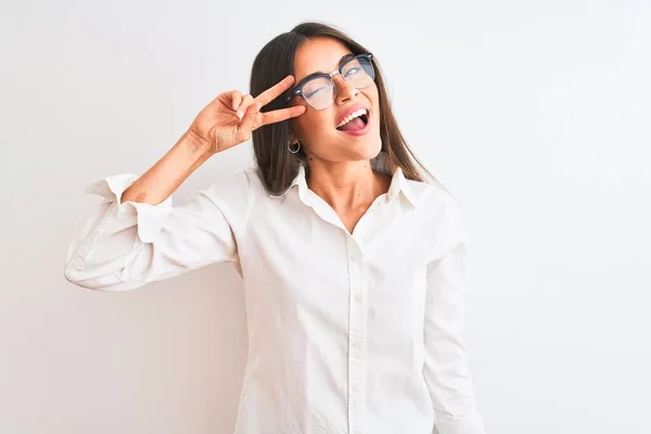 Νέα Όμορφη Επιχειρηματίας Φορώντας Γυαλιά Στέκεται Πάνω Από Απομονωμένο Λευκό — Φωτογραφία Αρχείου