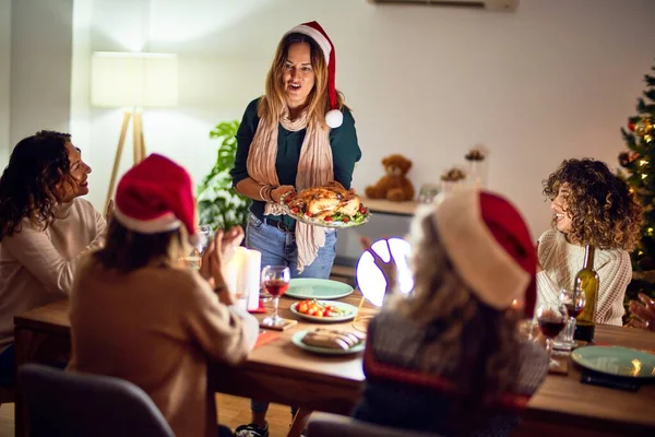 女性の美しいグループの幸せと自信を笑顔 自宅でクリスマスを祝うロースト七面鳥を表示 — ストック写真