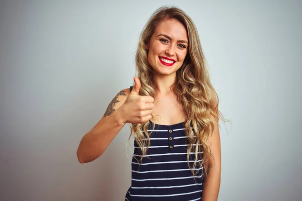 Joven Hermosa Mujer Con Rayas Camiseta Pie Sobre Fondo Blanco — Foto de Stock