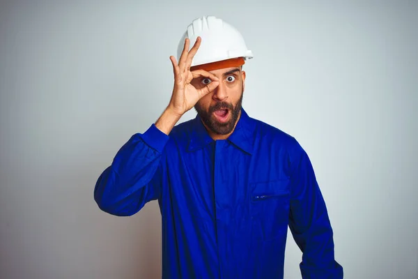 Gutaussehender Indischer Arbeiter Der Uniform Und Helm Über Isoliertem Weißem — Stockfoto