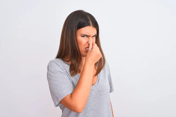 Porträt Einer Schönen Jungen Frau Die Vor Isoliertem Weißen Hintergrund — Stockfoto