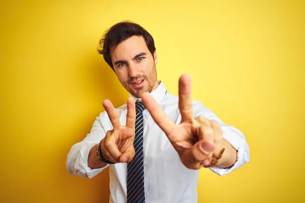 Giovane Uomo Affari Bello Indossa Camicia Elegante Cravatta Sfondo Giallo — Foto Stock