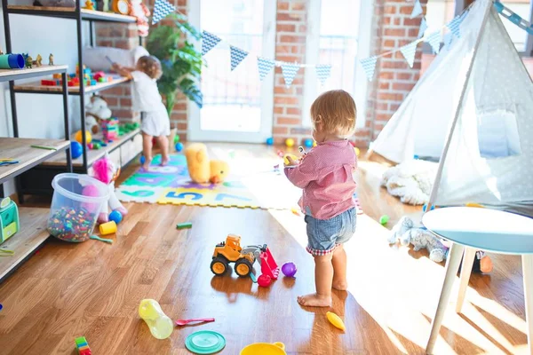 Underbara Småbarn Som Leker Runt Massor Leksaker Dagis — Stockfoto