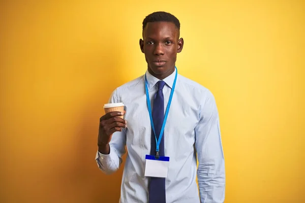 Homme Affaires Afro Américain Portant Boire Café Sur Fond Jaune — Photo