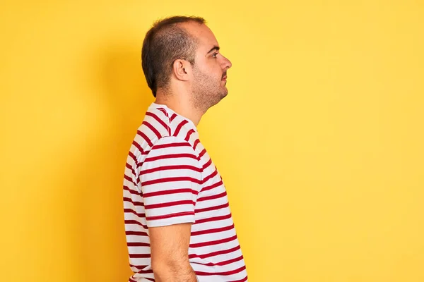Junger Mann Lässigem Gestreiftem Shirt Vor Isoliertem Gelben Hintergrund Zur — Stockfoto