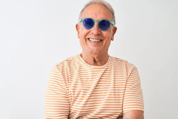 Starší Šedovlasý Muž Pruhovaném Tričku Slunečních Brýlích Osamělém Bílém Pozadí — Stock fotografie