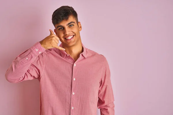 Homem Indiano Jovem Vestindo Camisa Elegante Sobre Fundo Rosa Isolado — Fotografia de Stock