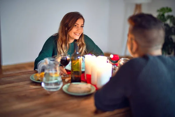 Jovem Casal Bonito Sorrindo Feliz Confiante Reunião Romântica Casa — Fotografia de Stock