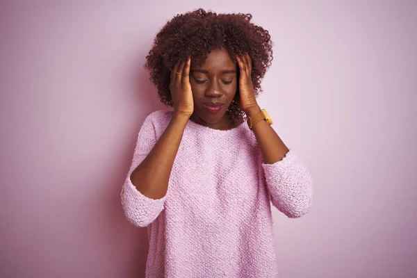 Ung Afrikansk Afro Kvinna Bär Tröja Stående Över Isolerade Rosa — Stockfoto