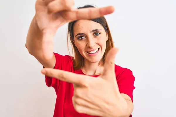 Vacker Rödhårig Kvinna Bär Casual Röd Shirt Över Isolerad Bakgrund — Stockfoto