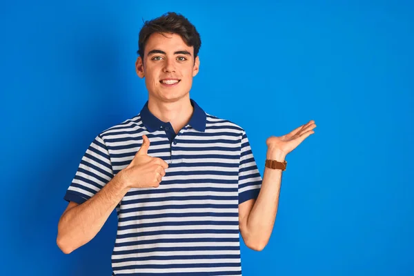 Adolescente Menino Vestindo Casual Shirt Sobre Azul Isolado Fundo Mostrando — Fotografia de Stock