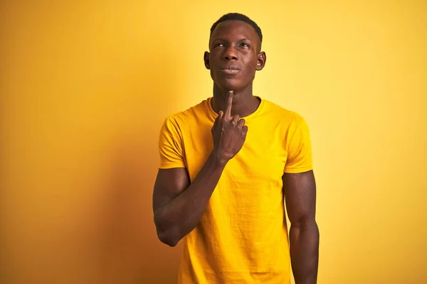 Jonge Afrikaans Amerikaanse Man Draagt Casual Shirt Staan Geïsoleerde Gele — Stockfoto