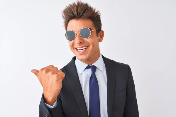 Młody Przystojny Biznesmen Garniturze Okularach Przeciwsłonecznych Odizolowanym Białym Tle Uśmiechnięty — Zdjęcie stockowe