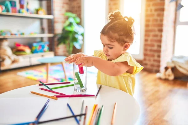 美しい幼児立って色鉛筆で幼稚園 — ストック写真