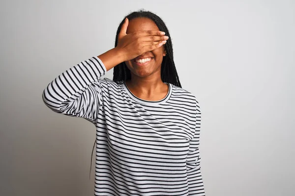 Jovem Afro Americana Vestindo Camiseta Listrada Sobre Fundo Branco Isolado — Fotografia de Stock