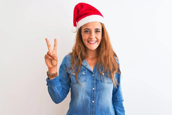 Jonge Mooie Roodharige Vrouw Draagt Kerst Hoed Geïsoleerde Achtergrond Tonen — Stockfoto