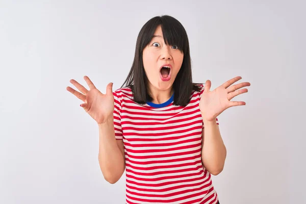 Ung Vacker Kinesisk Kvinna Bär Röd Randig Shirt Över Isolerade — Stockfoto