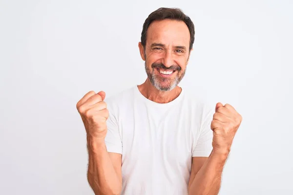 Homem Bonito Meia Idade Vestindo Camiseta Casual Sobre Fundo Branco — Fotografia de Stock