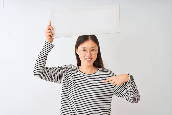 Giovane Donna Cinese Indossa Occhiali Tenendo Banner Sfondo Bianco Isolato — Foto Stock