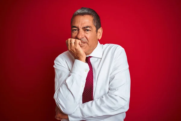 Bonito Homem Negócios Meia Idade Sobre Fundo Vermelho Isolado Olhando — Fotografia de Stock