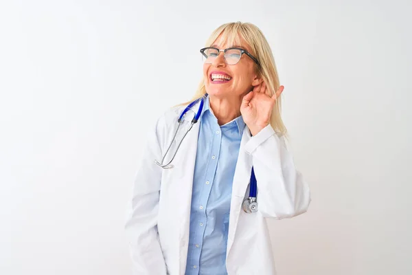 Medico Donna Mezza Età Indossando Occhiali Stetoscopio Sfondo Bianco Isolato — Foto Stock