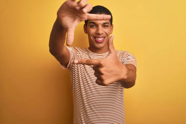 Joven Hombre Árabe Guapo Con Camiseta Rayas Pie Sobre Fondo —  Fotos de Stock