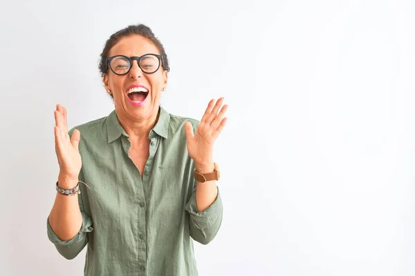 Medelålders Kvinna Bär Grön Skjorta Och Glasögon Står Över Isolerad — Stockfoto
