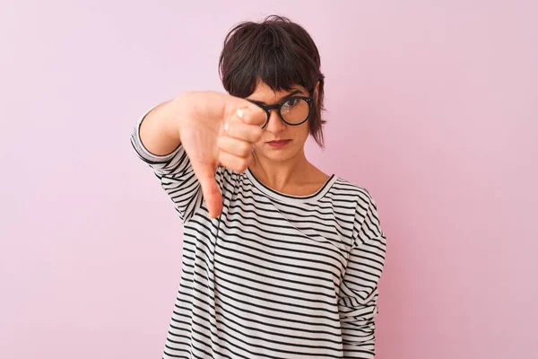 Joven Hermosa Mujer Con Camiseta Rayas Gafas Sobre Fondo Rosa — Foto de Stock