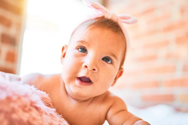 Evdeki Battaniyenin Üzerine Uzanmış Sevimli Bir Bebek Yeni Doğmuş Bebek — Stok fotoğraf